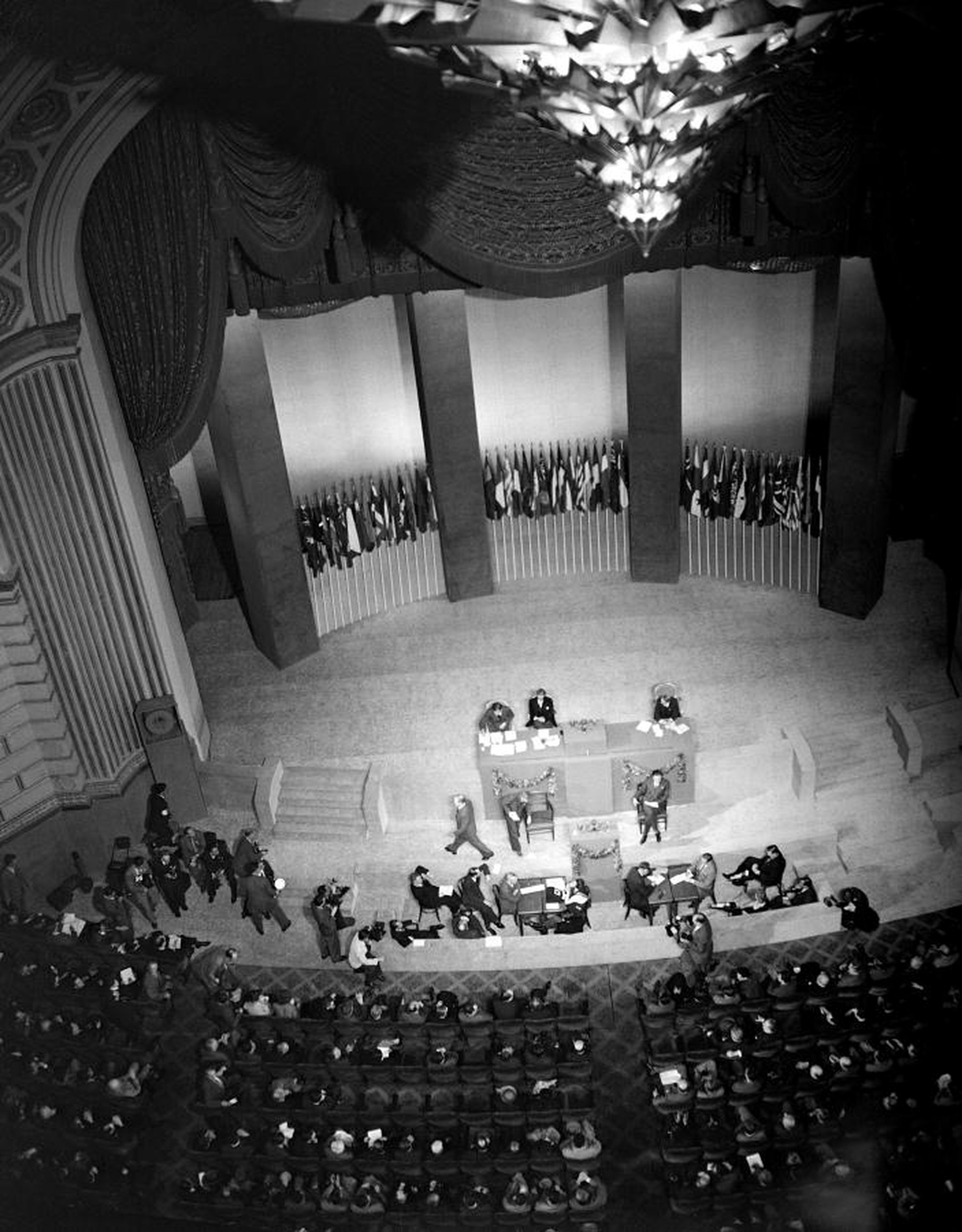 Imagens da Conferência de São Francisco (1945) em que se debateram os princípios que iriam estar contemplados na Carta das Nações Unidas.
Fonte: Organização das Nações Unidas.