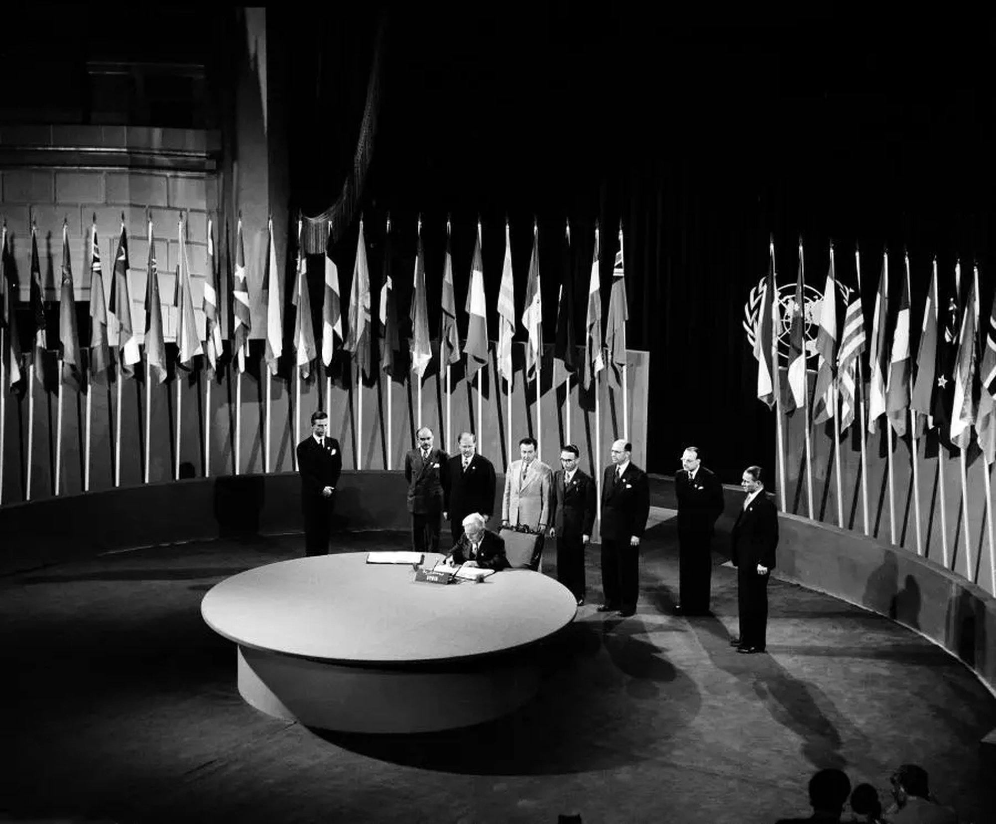 Imagens da Conferência de São Francisco (1945) em que se debateram os princípios que iriam estar contemplados na Carta das Nações Unidas.
Fonte: Organização das Nações Unidas.
