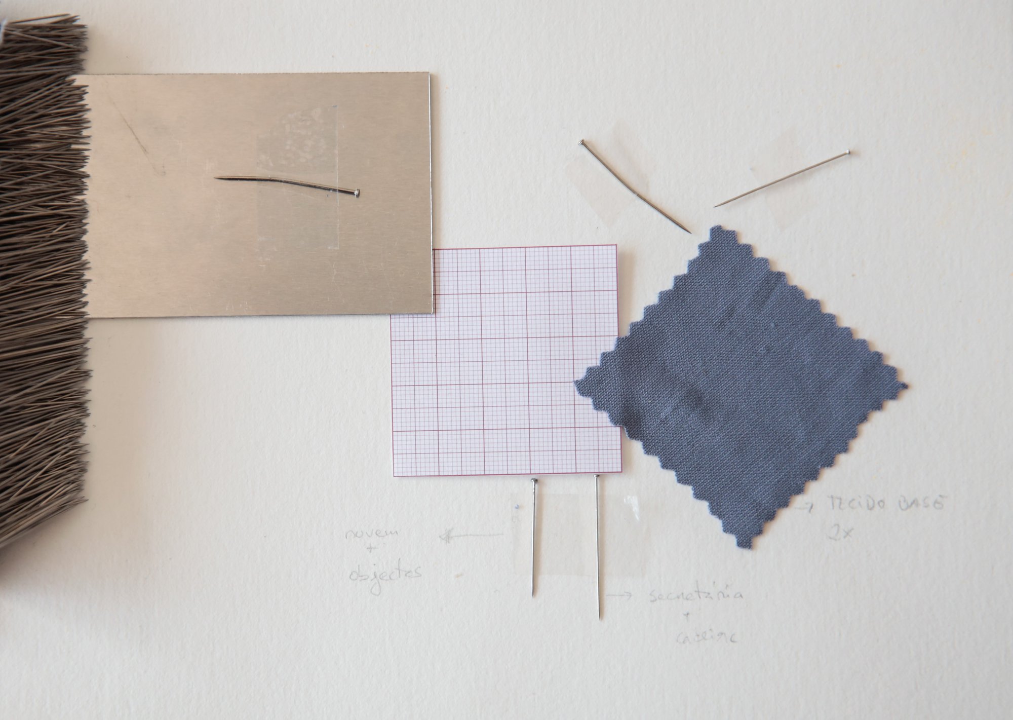 Estudo de materiais de escritório, alfinetes de ferro, tecido licra e chapa de alumínio, por Ângela Rocha. © Bruno Simão.