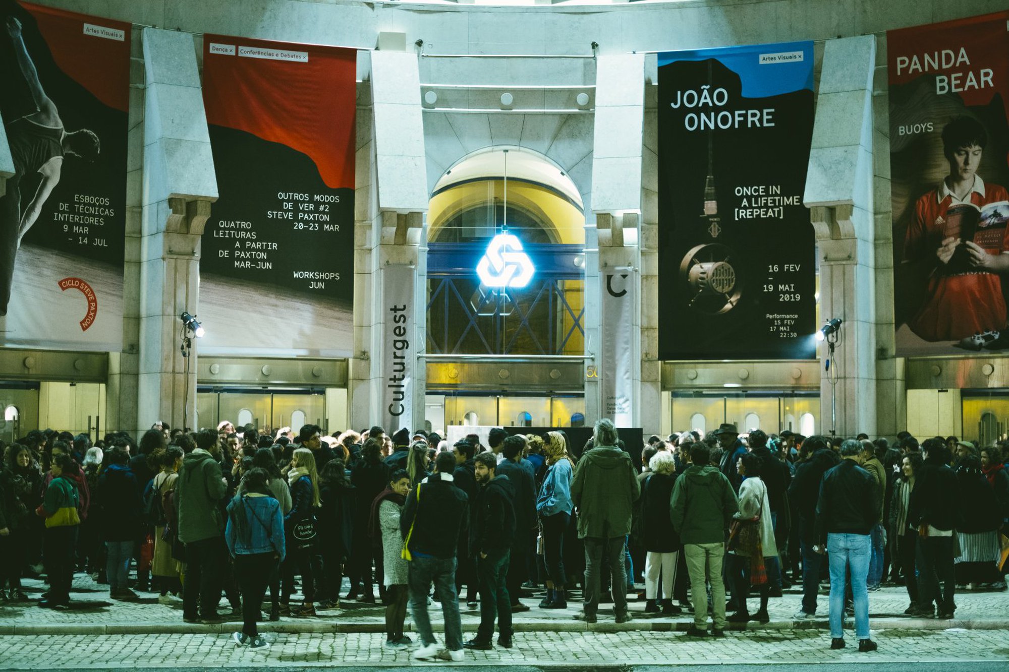 JOÃO ONOFRE | BOX SIZED DIE FEATURING HOLOCAUSTO CANIBAL | 15 FEB 2019

> João Onofre's sculpture came to life in a performance by Holocausto Canibal on the opening night of the exhibition.
Photos by Vera Marmelo - Culturgest