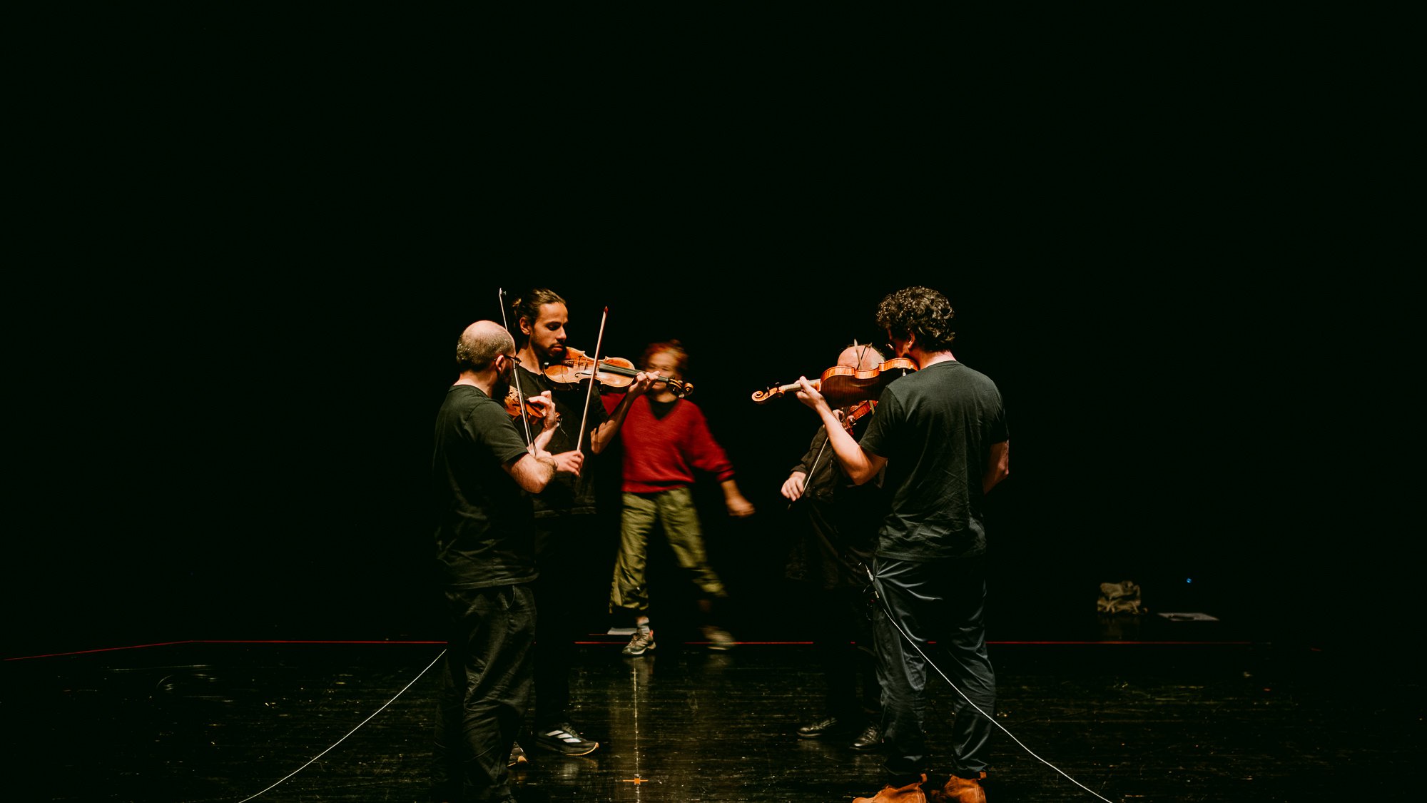 ENTRE O SOM E O GESTO