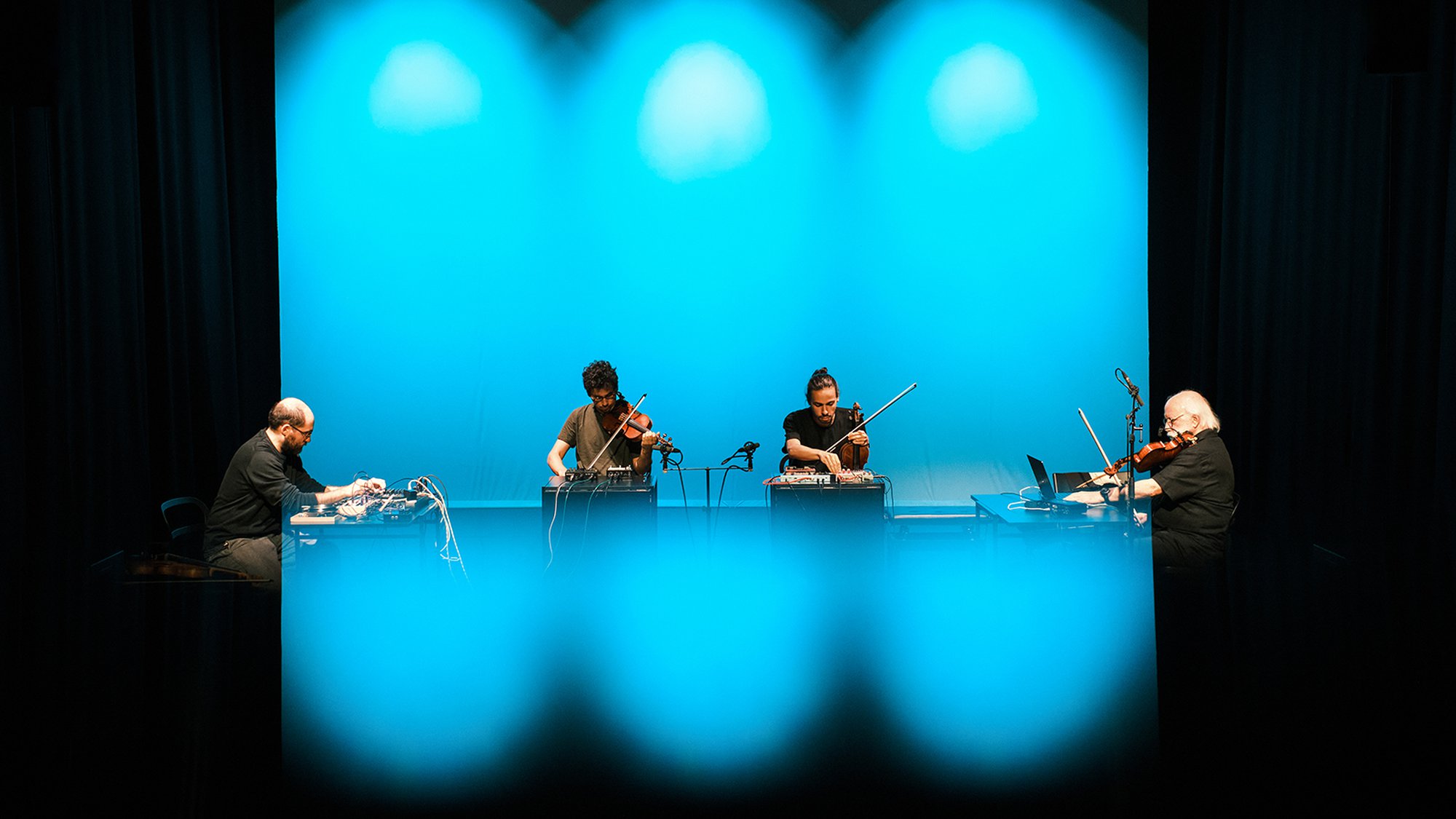 ENTRE O SOM E O GESTO