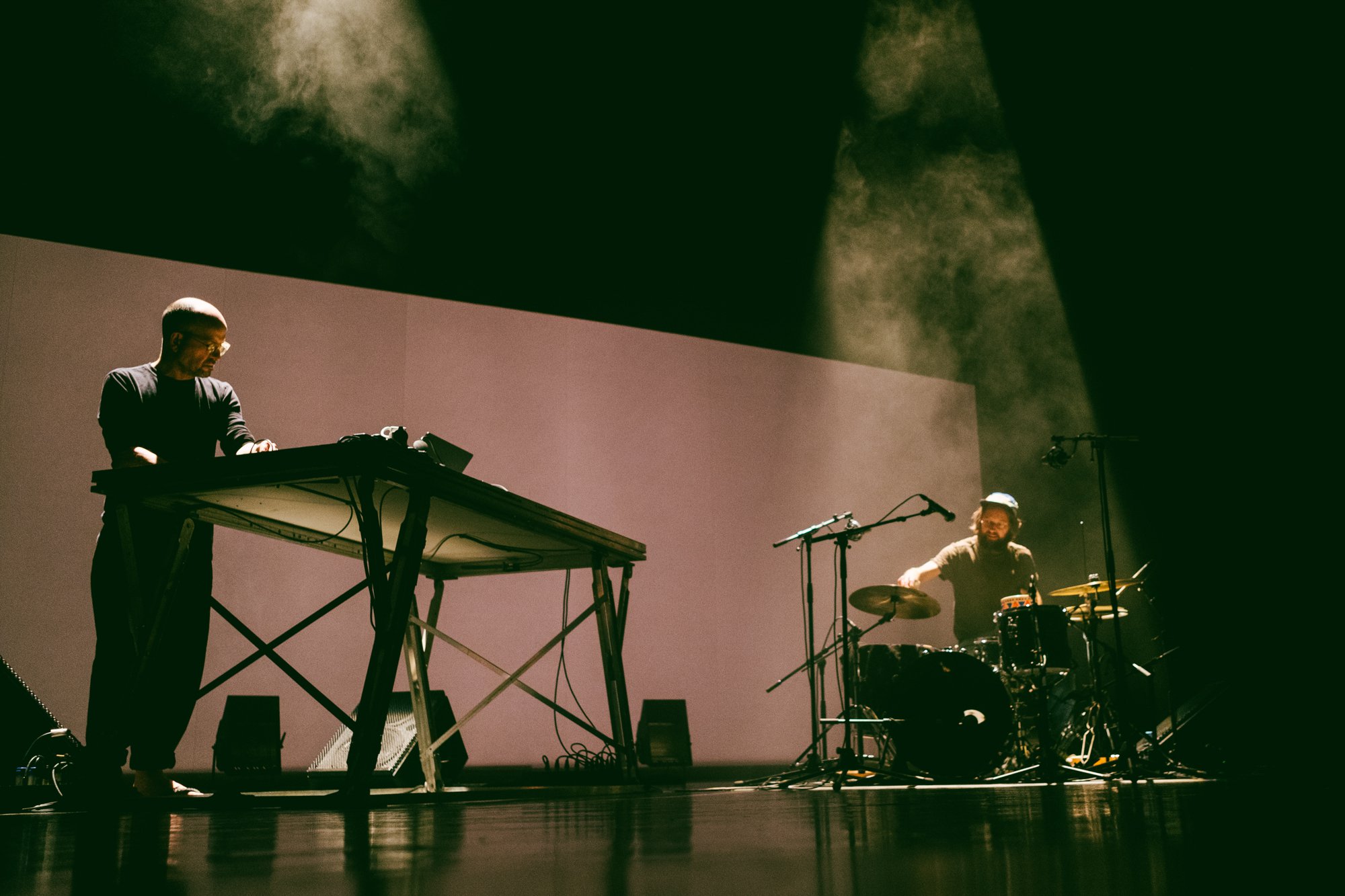 MATTHEW HERBERT & JULIAN SARTORIUS | DRUM SOLO | 22 NOV 23
> The night we witnessed on stage the dialogue between two gifted musicians who showed us the supreme art of live sampling.
Photography: Vera Marmelo - Culturgest