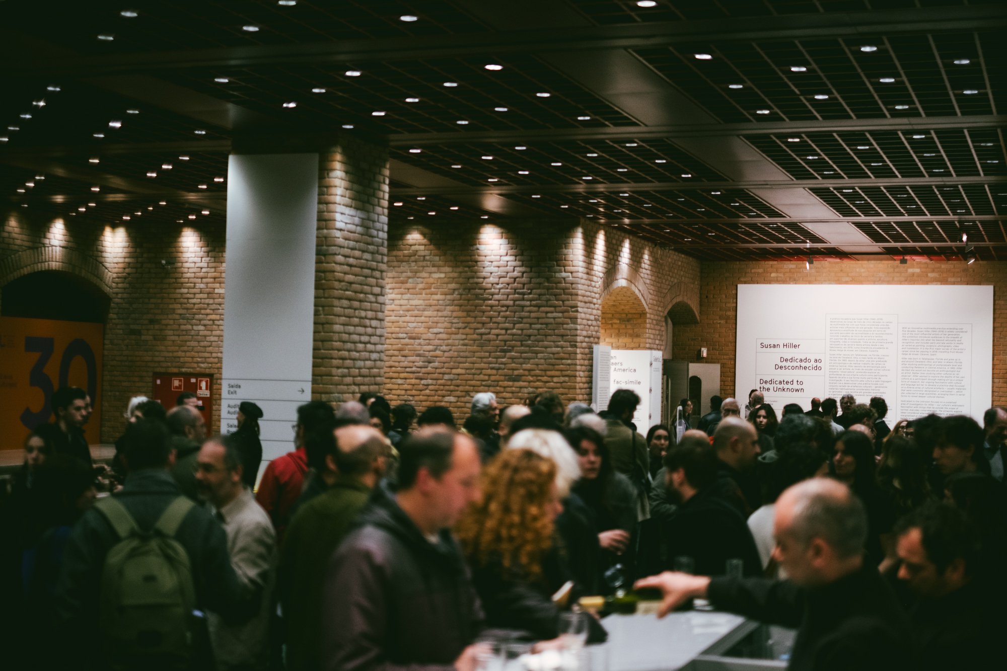 > Dedicamo-nos ao desconhecido na noite de inauguração da primeira exposição individual de Susan Hiller desde o seu falecimento em 2019, e a exposição de Joe Scanlan e Broothaers Society of America, com a estreia da peça Expanded Atlas (2025).
© Vera Marmelo - Culturgest.