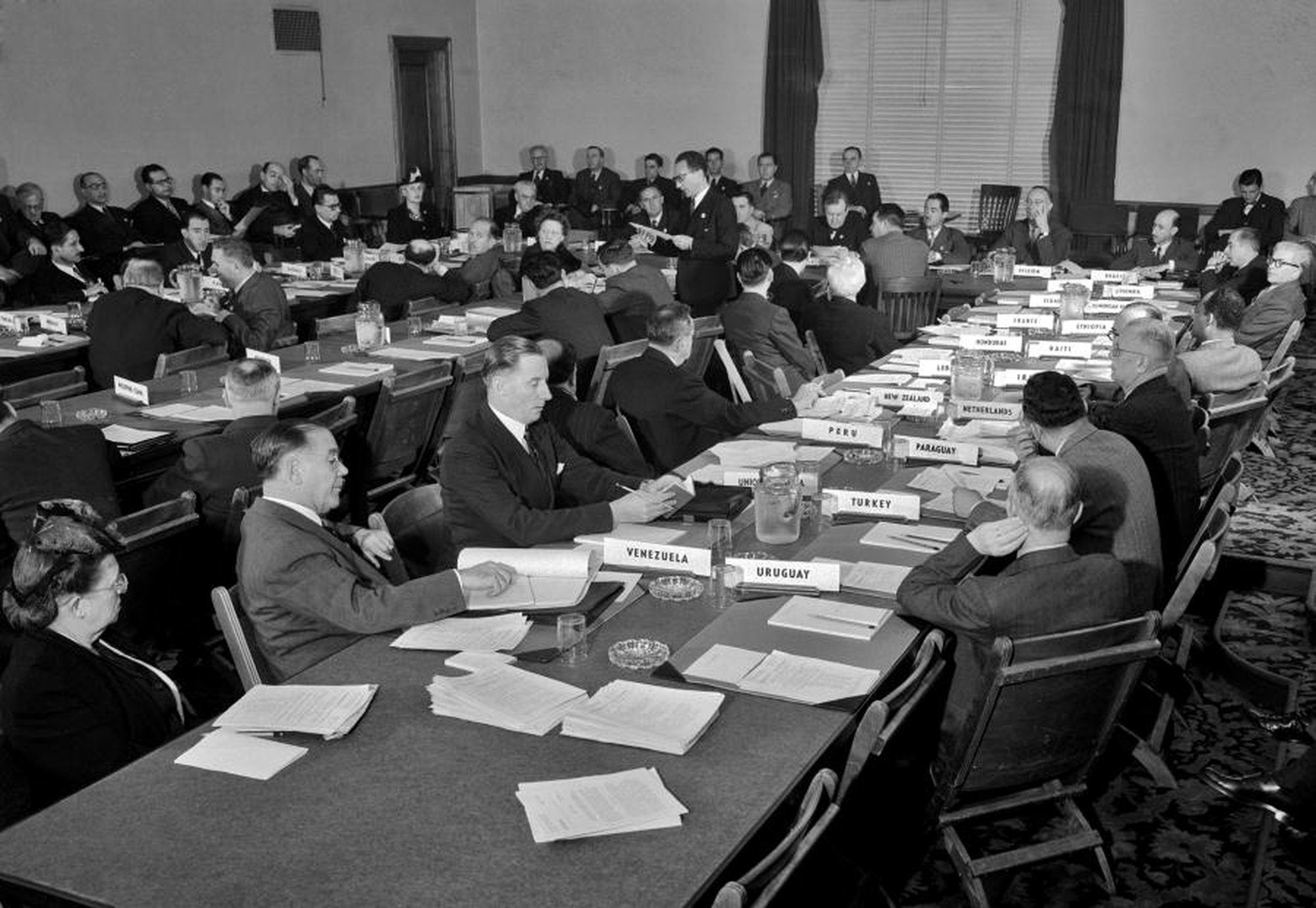 Imagens da Conferência de São Francisco (1945) em que se debateram os princípios que iriam estar contemplados na Carta das Nações Unidas.
Fonte: Organização das Nações Unidas.