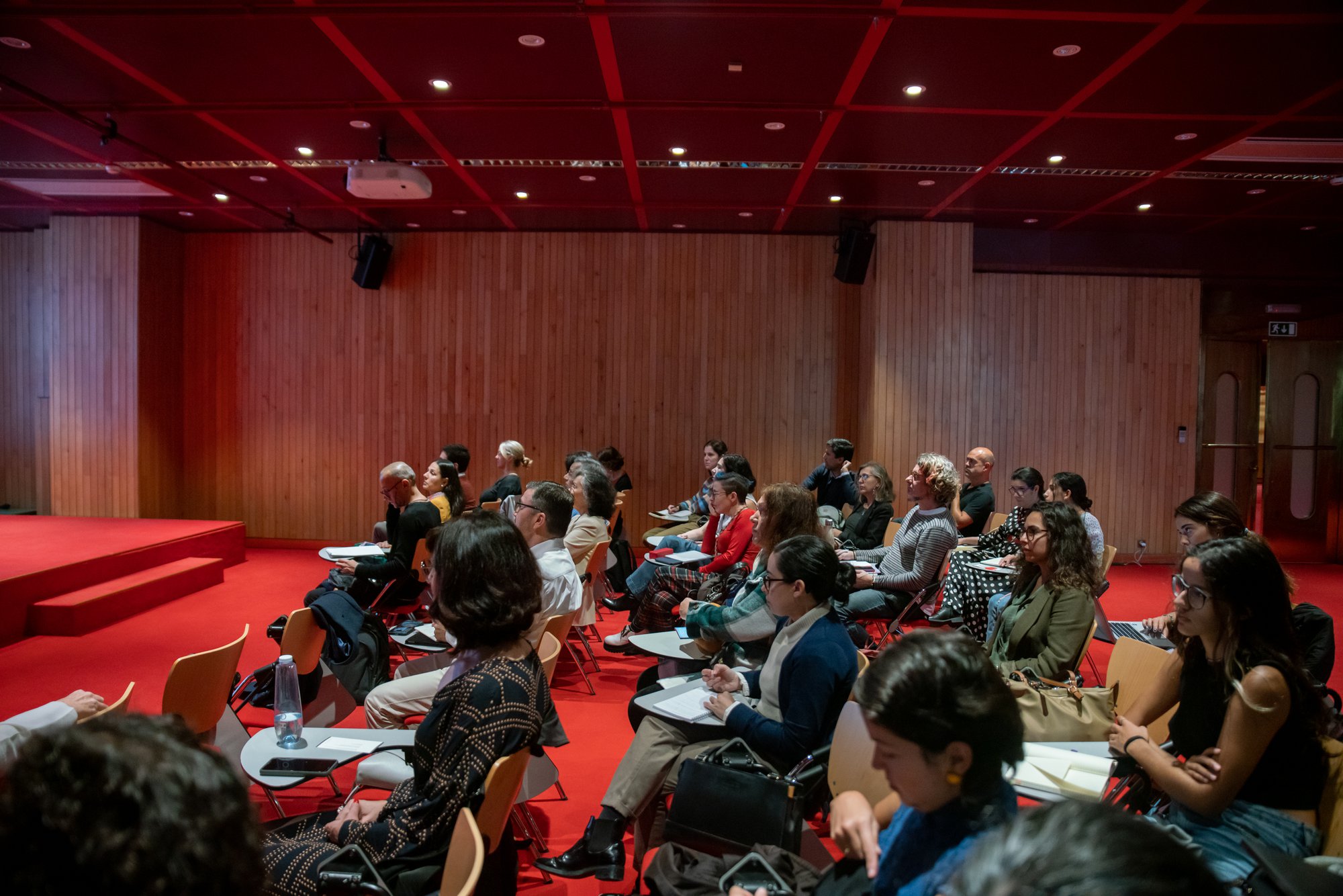 CHANGE CYLCE | ECONOMY AND CLIMATE CHANGE | 26 OCT
We raise the question: if we say that change starts with us, when will this change, this "I", become a "we" and a "them"? In the CHANGE cycle, on the 26th, we brought the debate around climate change.
Photography: Pedro Jafuno - Culturgest.