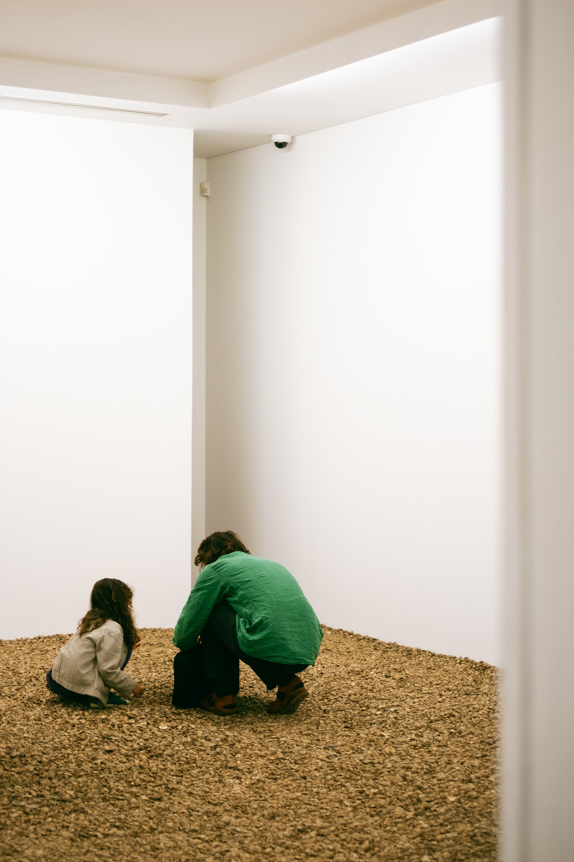 Vistas de instalação de Muscle Memory (2,5 tonnes), 2021/25, de Nina Canell. © Vera Marmelo.