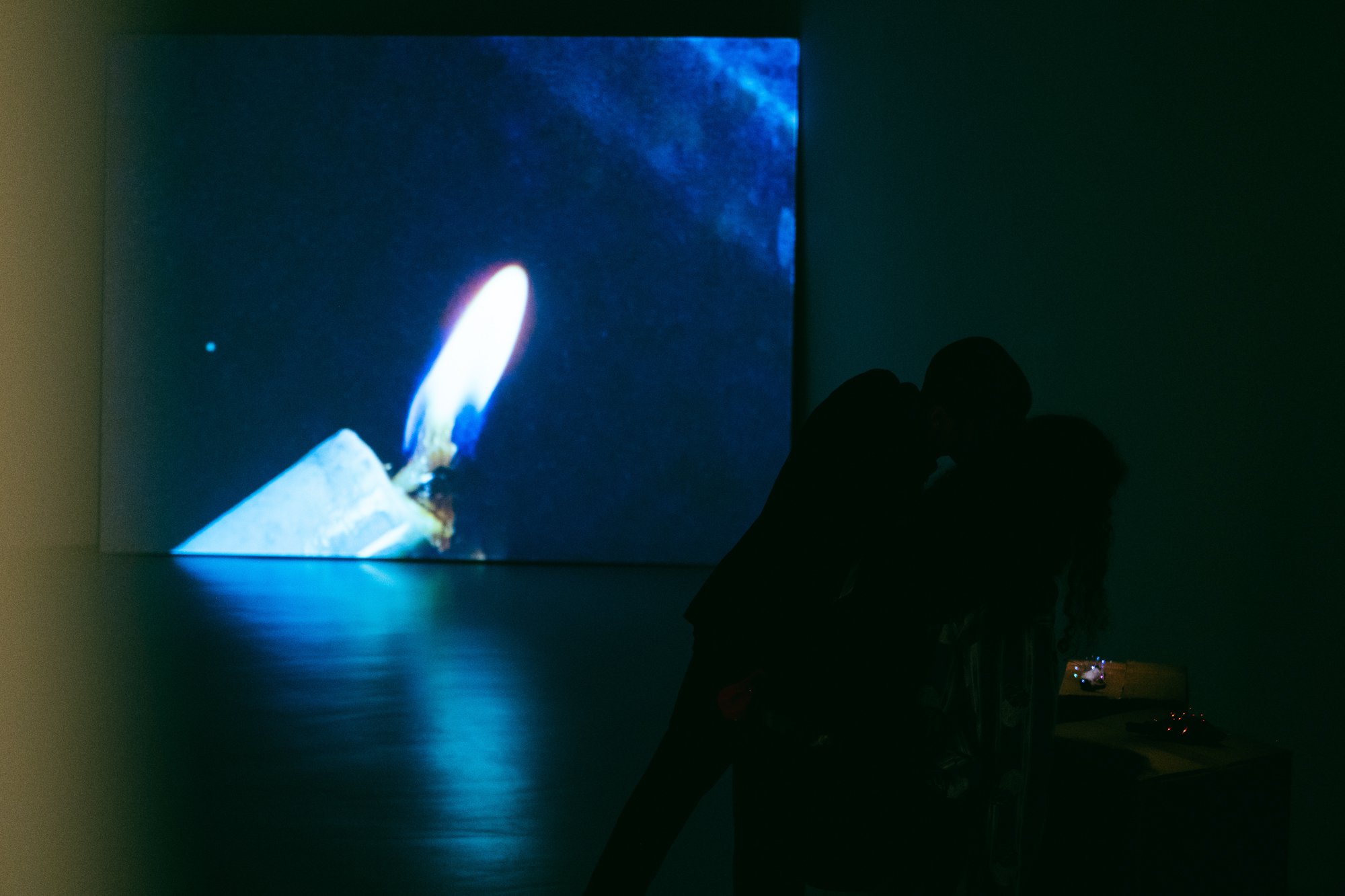 Vistas da instalação de vídeo “How fire thinks, 2019”, de Ariel Schlesinger. © Vera Marmelo.