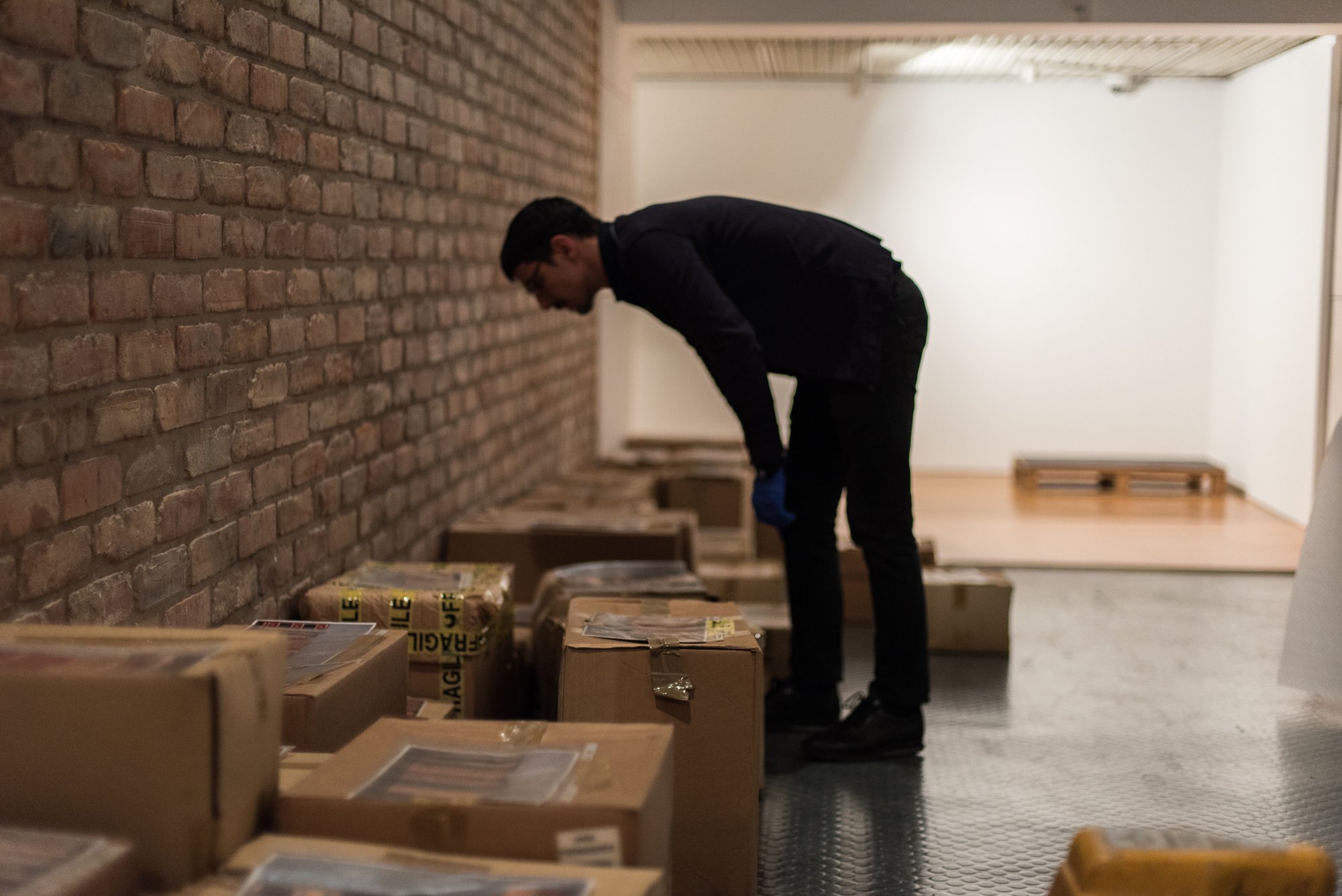 ÁLVARO LAPA | Lendo Resolve-se: Álvaro Lapa e a Literatura | 23 MAI – 26 JUL 2020 

> Montagem da exposição. Esta foi a primeira apresentação exaustiva de um conjunto significativo de trabalhos visuais, material documental e da biblioteca pessoal do artista. Oportunidade rara para conhecer um dos projetos mais relevantes da arte portuguesa do século XX. Fotografia de ©Bruno Castro – Culturgest