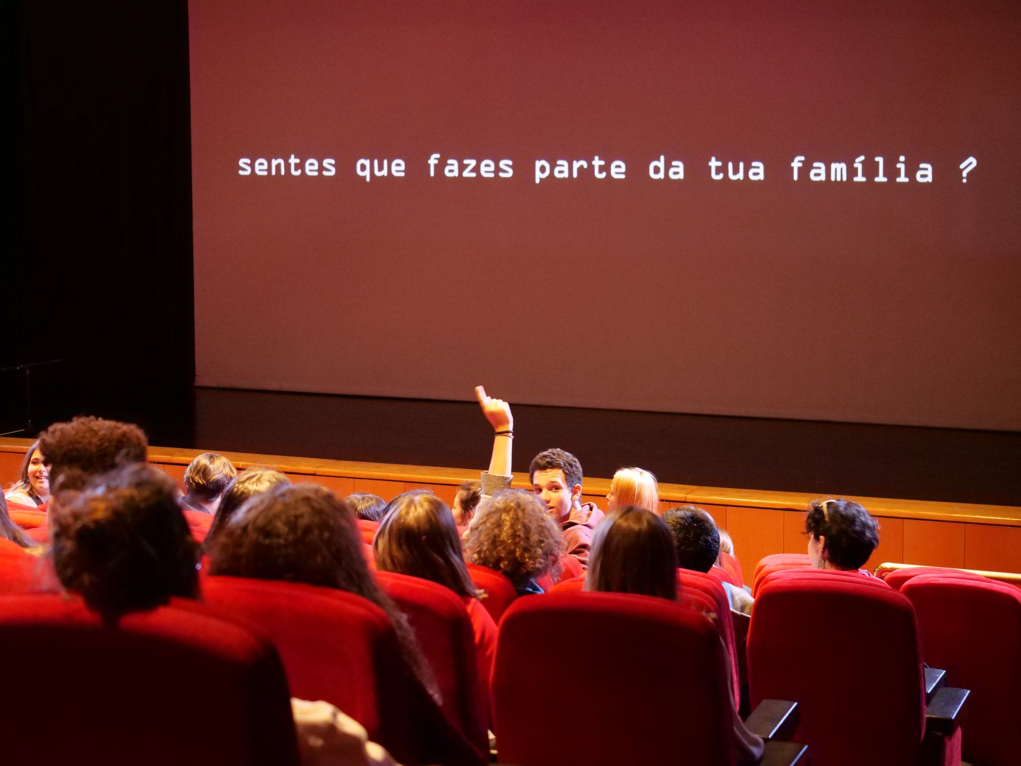 TEMPESTADE MENTAL | PARTICIPAÇÃO | ASSEMBLEIA DE JOVENS | VÁRIOS TEMAS | 2018, 2019, 2020

> Ao longo dos últimos anos uma assembleia de jovens, sempre diferente em cada edição, reuniu-se numa sala da Culturgest, sem adultos. Durante hora e meia refletiram sobre o futuro, sobre fronteiras, o mar, raízes, tristeza, escrever à noite, redes sociais.
Fotografias de Patrícia Blázquez - Culturgest