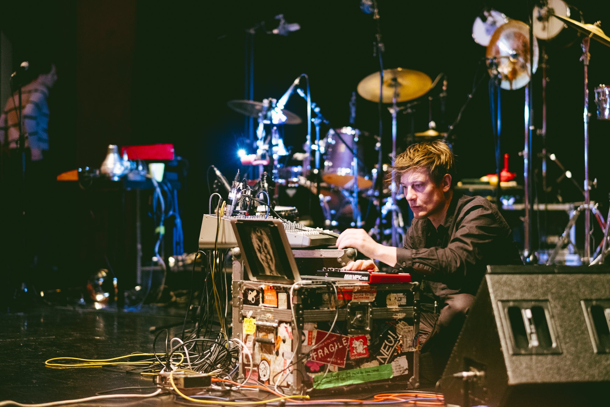 MOUSE ON MARS | Dimensional People | 5 DEC 2018

> Mouse on Mars presented a band of five human elements and some obedient robots to play the album "Dimensional People" on our stage, showing how a great explosion of ideas unfolds.
Photos by Vera Marmelo - Culturgest