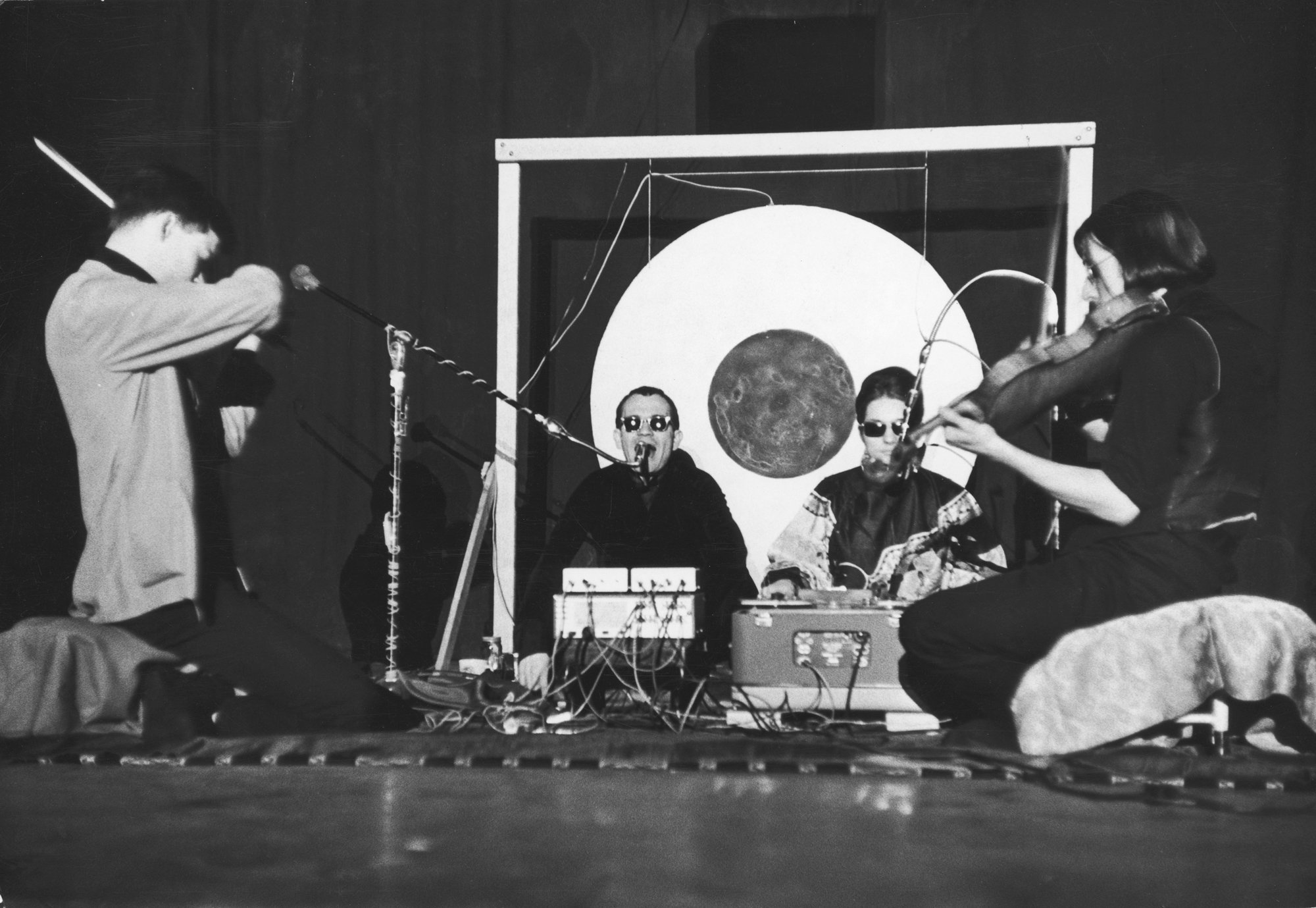 The Theatre of Eternal Music (Tony Conrad, La Monte Young, Mariana Zazeela e John Cale), localização desconhecida, 1966.