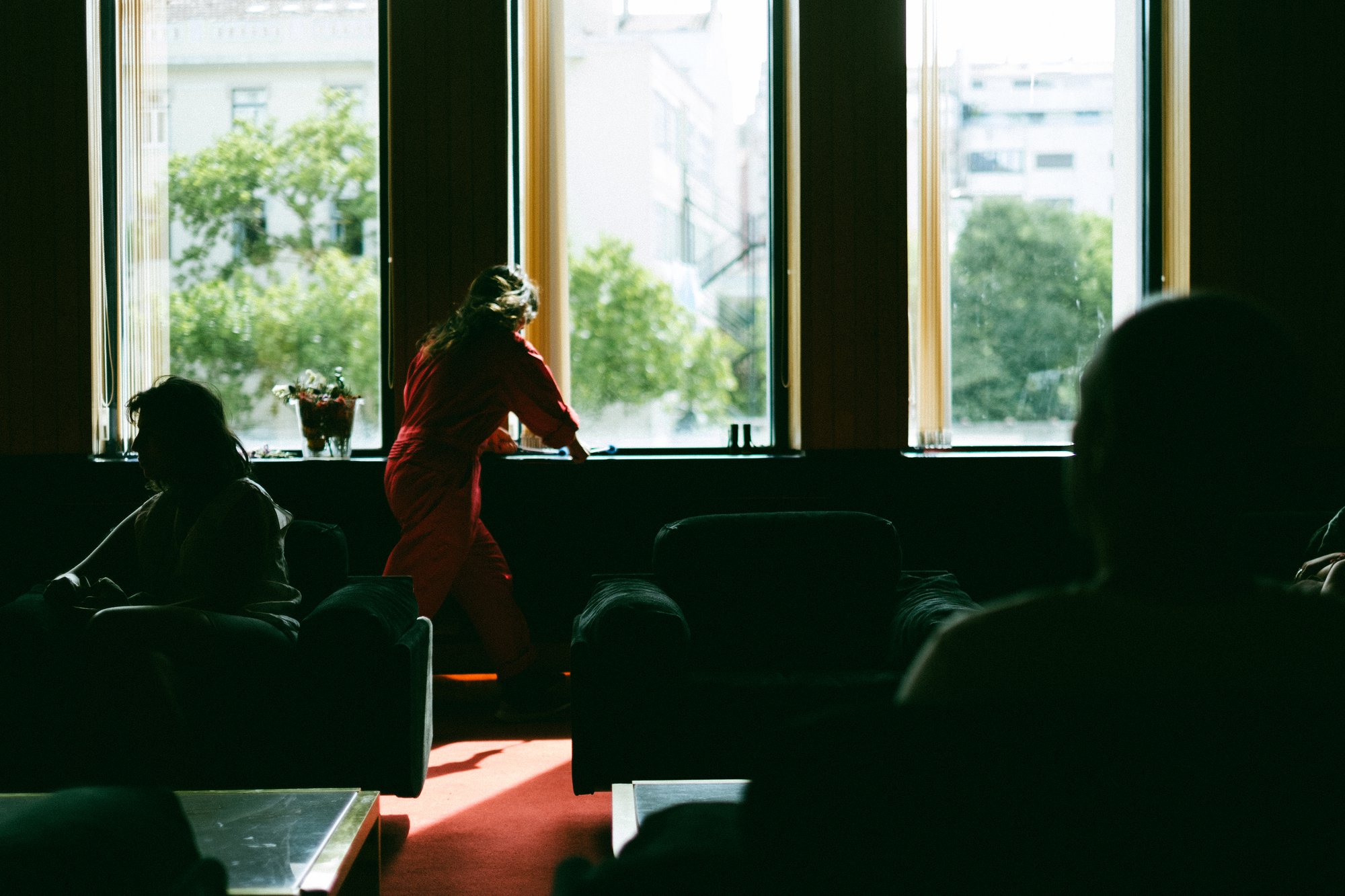 MARÍA IBARRETXE | STUDY 9/VERMELHO SCULPTURING THE DARKNESS | 6 and 8 JUL 23
> Íbarretxe made words into move in a performance that filled the rooms and foyer of Culturgest.
Photography: Vera Marmelo - Culturgest